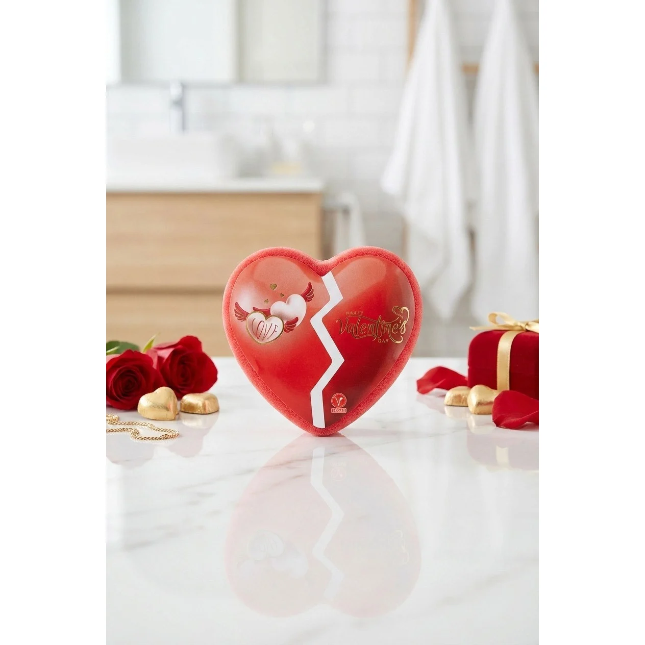 Burete de baie exfoliant Editie Ziua Indragostilor La Roma Heart Sponge, aroma dulce, senzuala si romantica, cu sapun vegan integrat, 110g, 9-13 cm, rosu vin – imagine 3