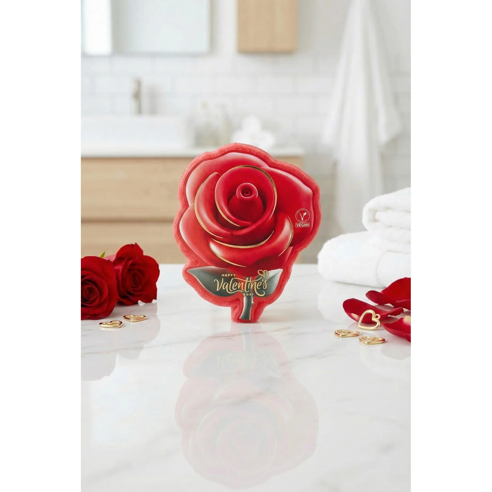Burete de baie exfoliant Editie Ziua Indragostilor La Roma Rose Sponge, aroma dulce, senzuala si romantica, cu sapun vegan integrat, 110g, 9-13 cm, rosu titian – imagine 3