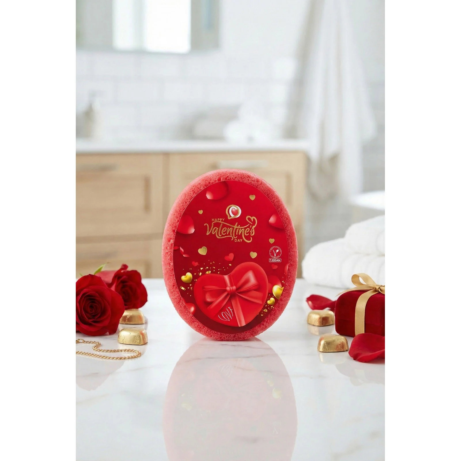 Burete de baie exfoliant Editie Ziua Indragostilor La Roma Round Sponge, aroma dulce, senzuala si romantica, cu sapun vegan integrat, 110g, 9-13 cm, rosu carmin – imagine 3