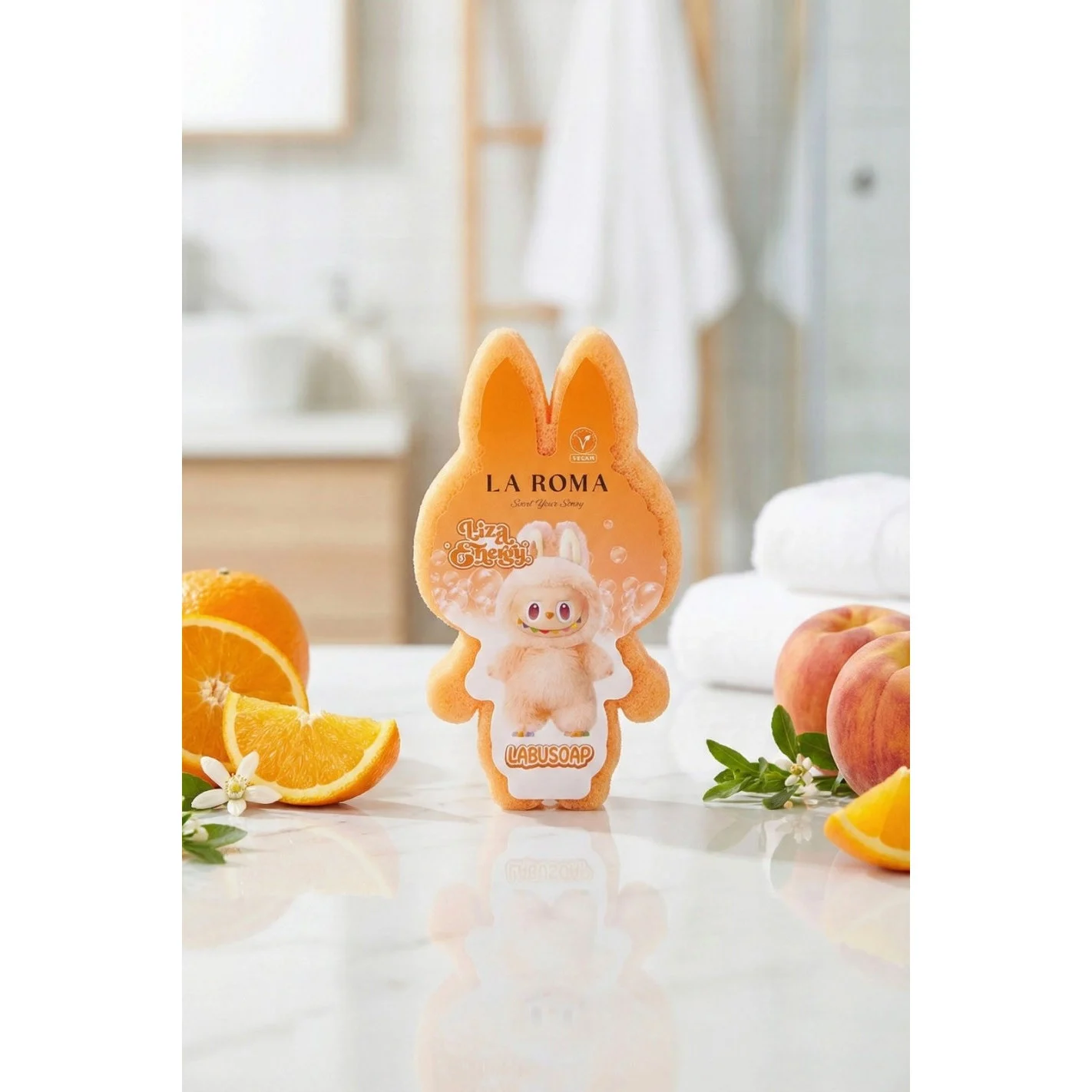 Burete de baie pentru copii La Roma Lulu's Sponge, aroma citrice, cu sapun vegan integrat, combinatie placuta de prospetime si note fructate, 110g, 12-13cm, portocaliu deschis – imagine 4