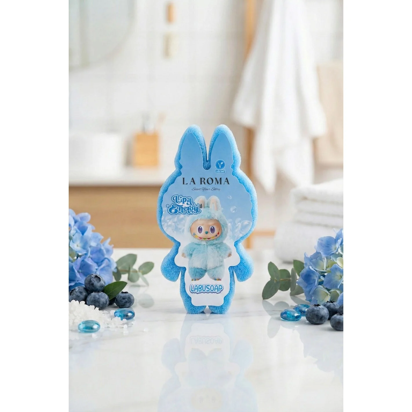 Burete de baie pentru copii La Roma Lulu's Sponge, aroma afine si flori, cu sapun vegan integrat, arome dulci, parfumate si reconfortante, 110g, 12-13cm, albastru deschis – imagine 3