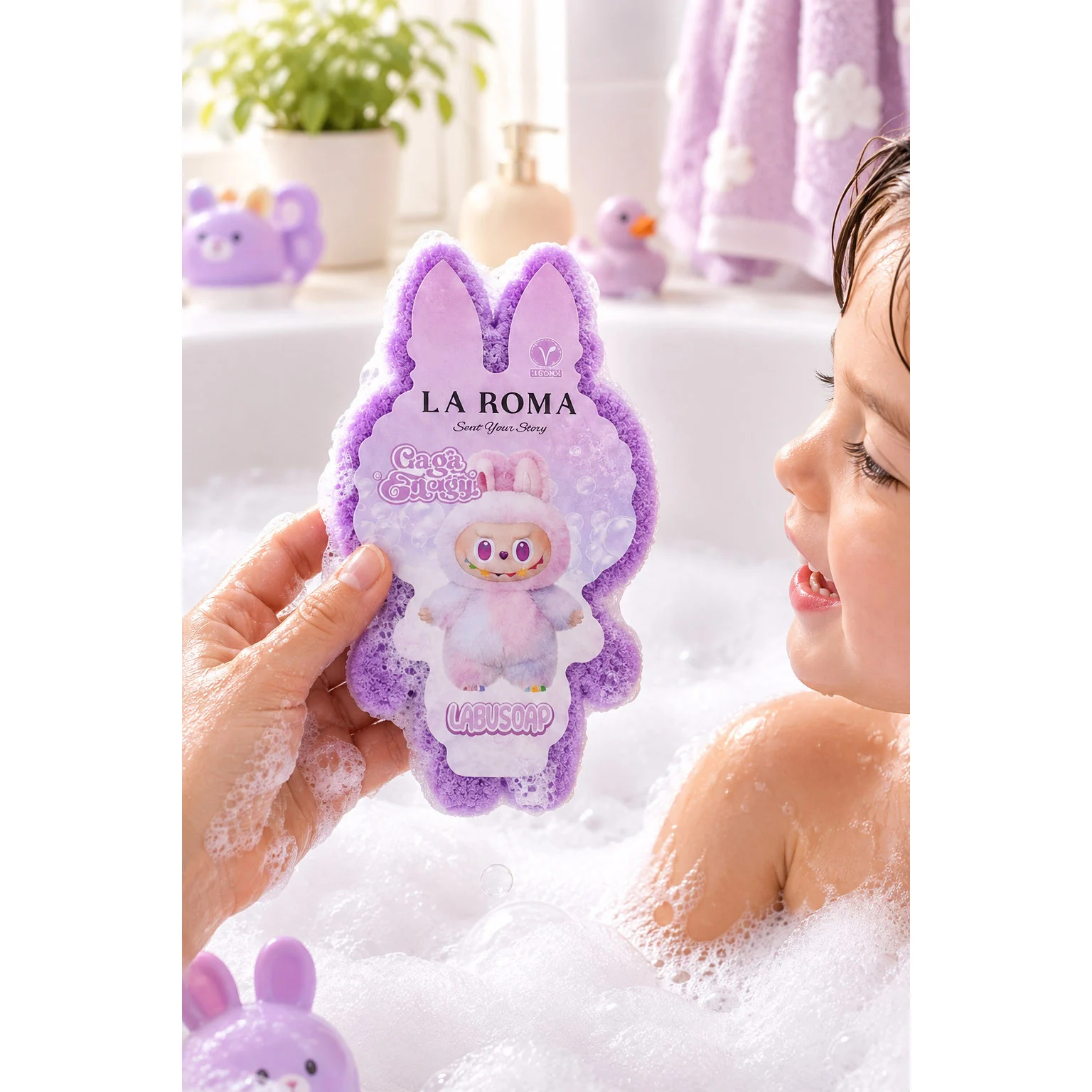 Burete de baie pentru copii La Roma Lulu's Sponge, aroma afine, cu sapun vegan integrat, note gurmande, dulci si fructate, 110g, 12-13cm, mov deschis – imagine 2