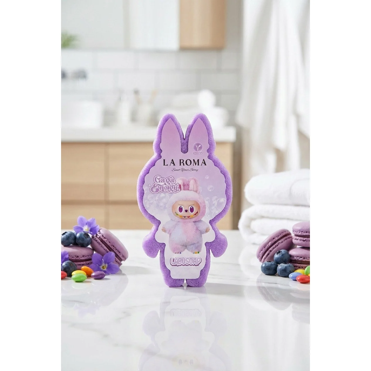 Burete de baie pentru copii La Roma Lulu's Sponge, aroma afine, cu sapun vegan integrat, note gurmande, dulci si fructate, 110g, 12-13cm, mov deschis – imagine 3