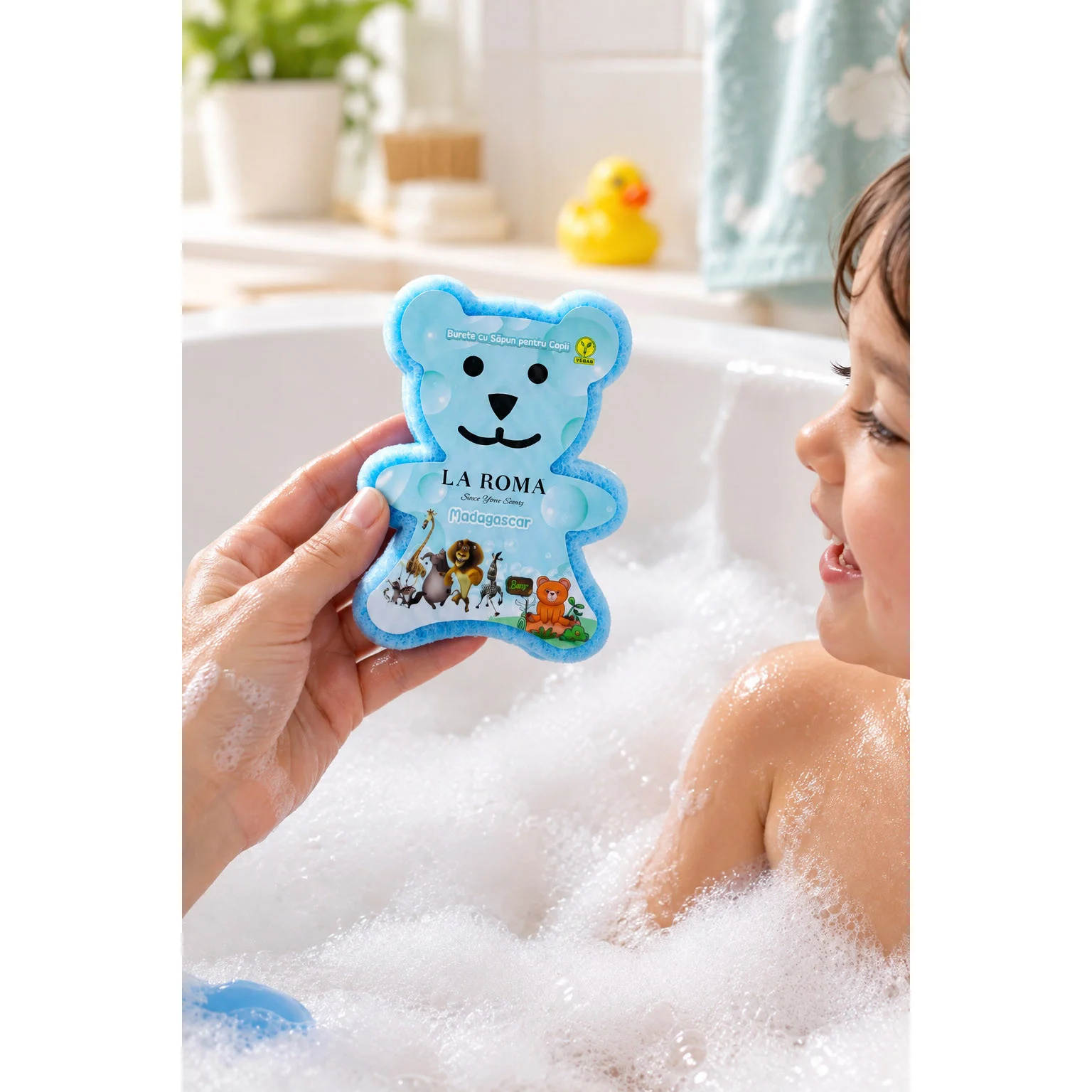 Burete de baie pentru copii La Roma Madagascar Sponge, forma ursulet, cu sapun vegan integrat, nota fresh, usor marina si tropicala, 150g, 9-12 cm, baby blue – imagine 5