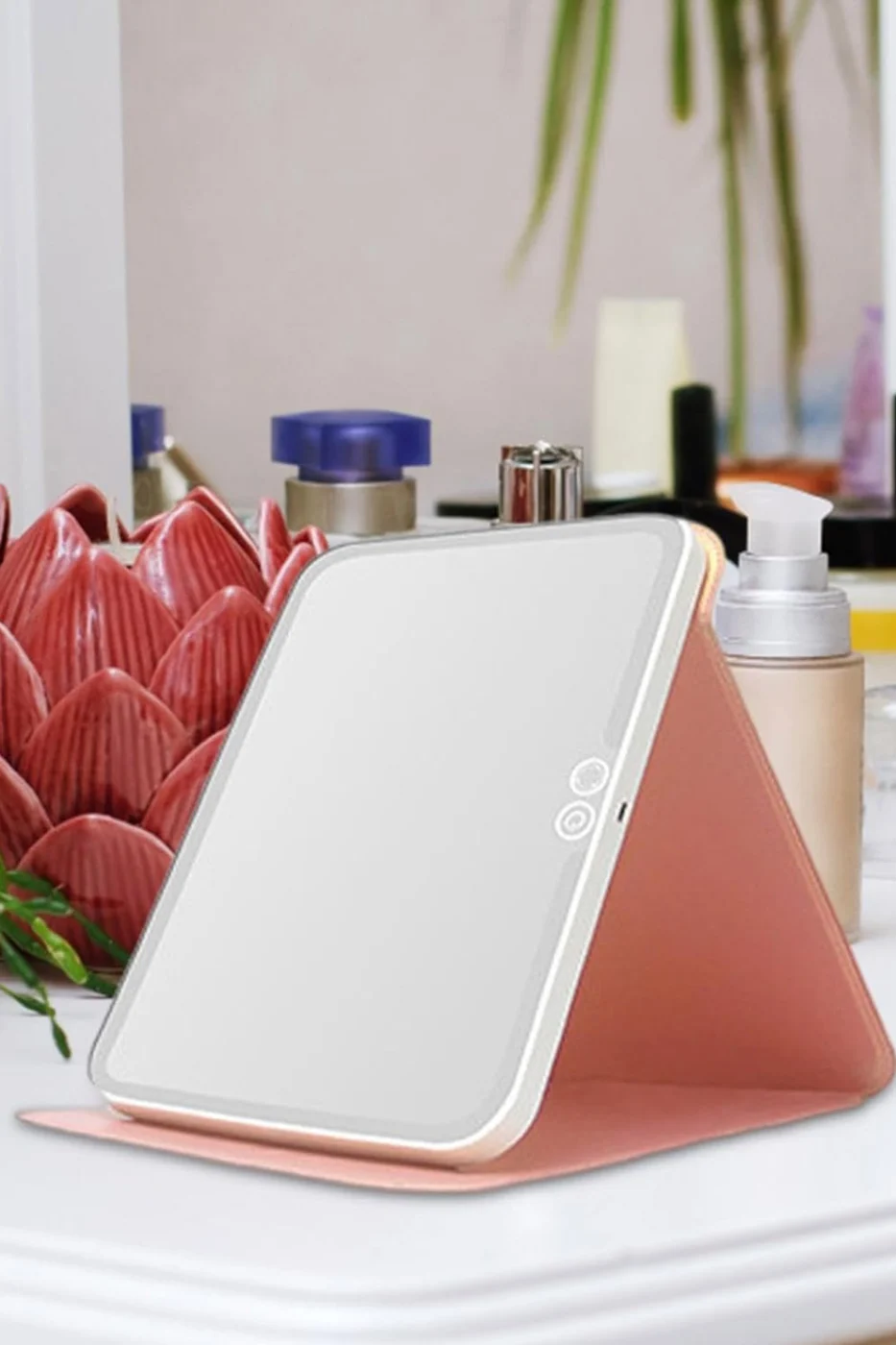 Oglinda cosmetica MirrorTab Doty®, cu LED, 3 tipuri de iluminare, design tip tableta cu husa, USB inclus, 23×17 cm, roz – prezentarea produsului